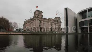 时间流逝：帝国大厦和保罗·洛比大厦在柏林的河流狂欢